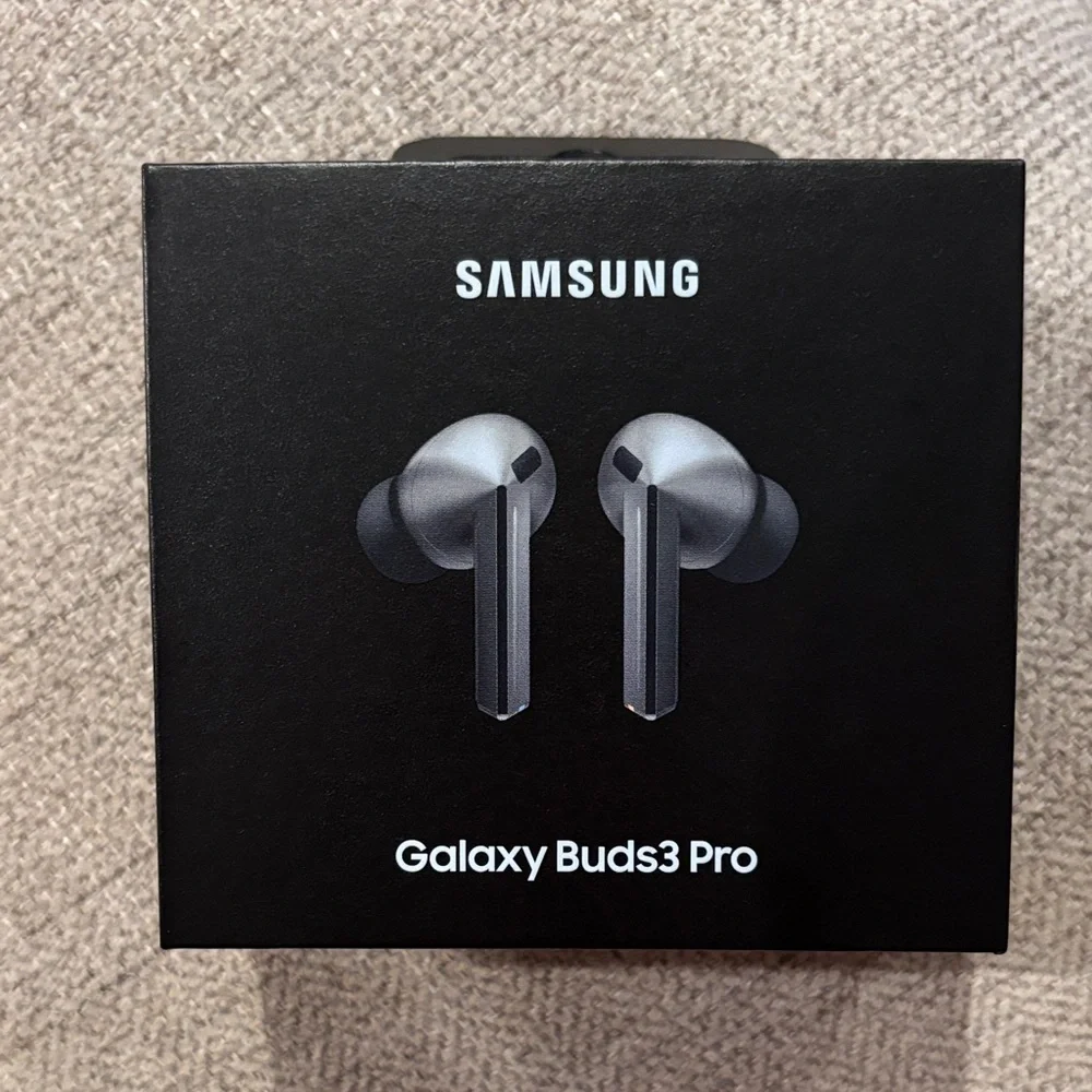 Samsung Galaxy Buds3 Pro in Gray - Picture 2 of 4